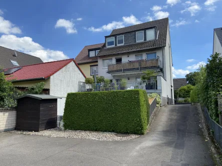 Rückseite - Haus kaufen in Bergisch Gladbach - Bergisch Gladbach-Hand: Modernisiertes Vierfamilienhaus mit Garagenhof