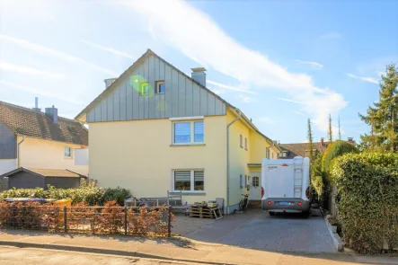 Seitenansicht - Haus kaufen in Bergisch Gladbach - Saniertes und voll ausgebautes Dreifamilienhaus in Berg. Gladbach-Heidkamp