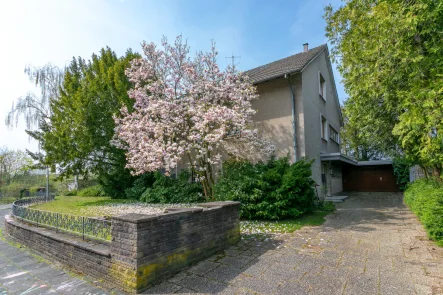 Frontansicht - Haus kaufen in Leverkusen - Leverkusen-Küppersteg: Zweifamilienhaus mit Genehmigungsoptionen in einer ruhigen Stichstraße