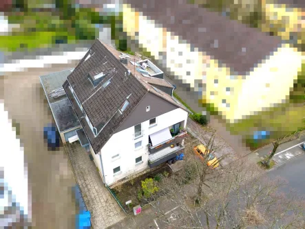 Luftaufnahme - Zinshaus/Renditeobjekt kaufen in Leverkusen - Freistehendes und ausgebautes 6-Parteienhaus mit 5 Garagen in gefragter Lage von Quettingen