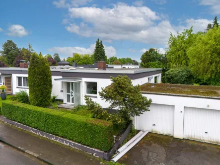 Frontansicht - Haus kaufen in Leverkusen - Leverkusen-Bergisch Neukirchen:Aparte Bungalowhaushälfte mit drei Garagen in traumhafter Umgebung