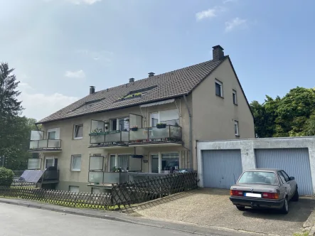 Seitenansicht - Haus kaufen in Bergisch Gladbach - Bergisch Gladbach-Katterbach: Mehrfamilienhaus mit 7 Stellplätzen und 2 Garagen!