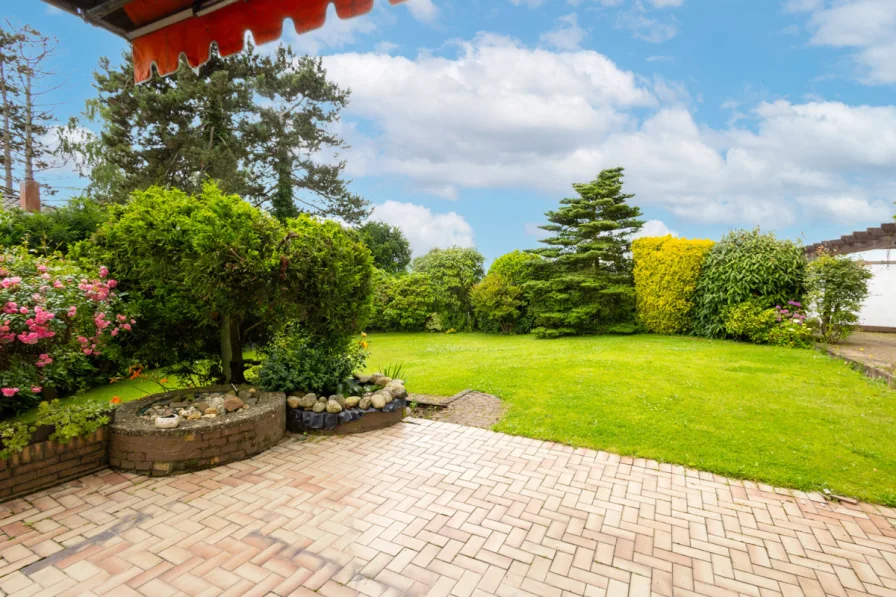 Terrasse mit Blick in den Garten