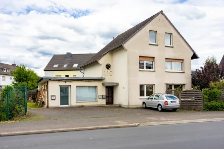 Frontansicht - Haus kaufen in Bergisch Gladbach / Hebborn - Bergisch Gladbach - Hebborn: Dreiparteienhaus mit Ladenlokal und PKW-Stellplätzen in zentraler Lage