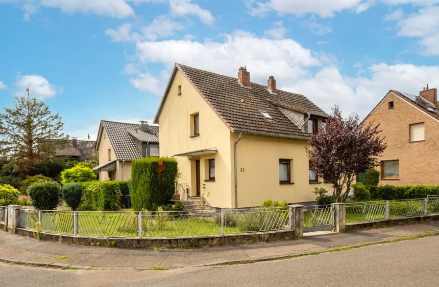 Vorderansicht - Haus kaufen in Bergisch Gladbach / Hand - Bergisch Gladbach - Hand: Solides Zweifamilienhaus in beliebter Lage, teilweise vermietet