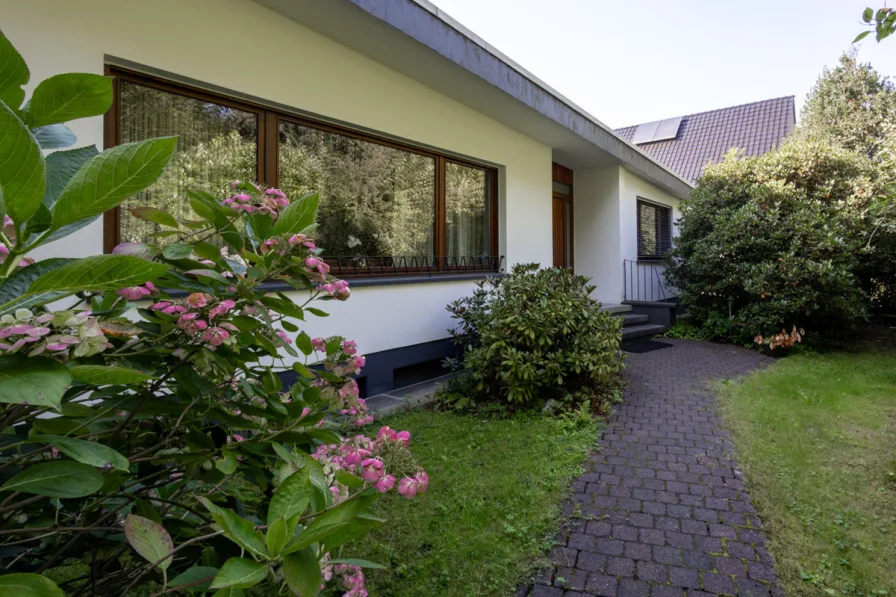 Frontansicht - Haus kaufen in Bergisch Gladbach - Bergisch Gladbach - Katterbach: Großes, idyllisches Grundstück mit Potential und einem Bungalow