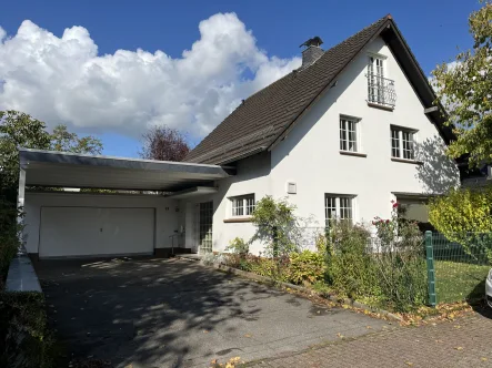 Vorderansicht - Haus kaufen in Bergisch Gladbach - Bergisch Gladbach - Heidkamp: freistehendes Einfamilienhaus auf Erbpachtgrundstück