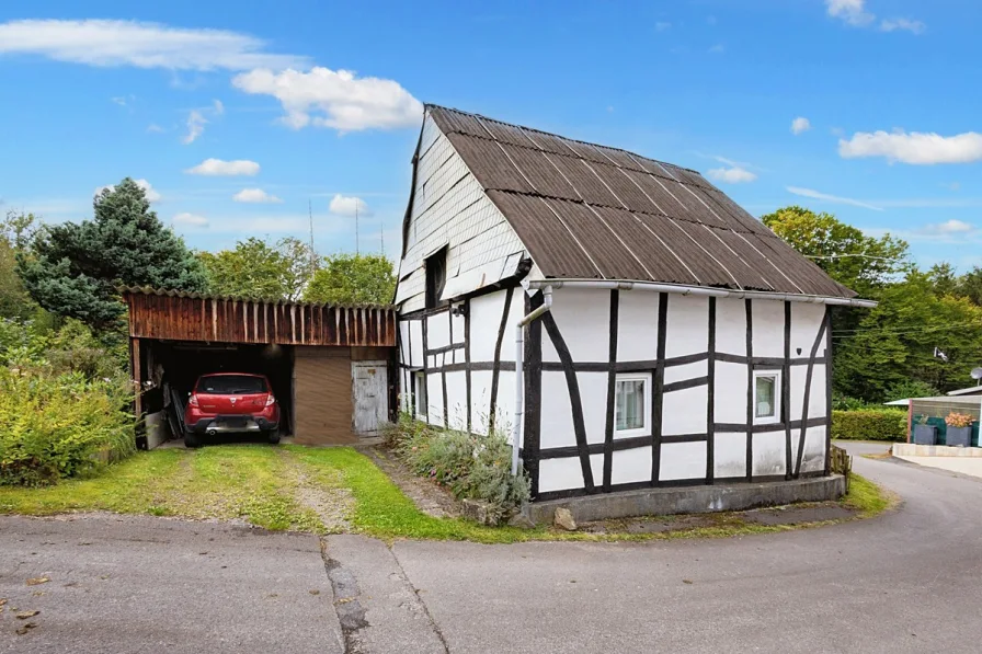 Scheune mit Carport