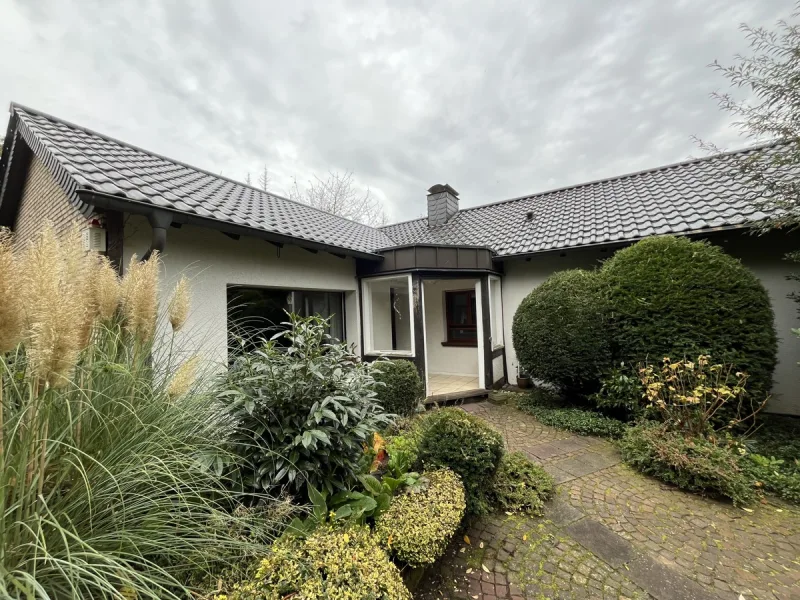 Hauseingang - Haus kaufen in Overath / Burg - Overath - Burg:  Großzügiger Bungalow mit individueller Aufteilung und Ausstattung für Naturfreunde