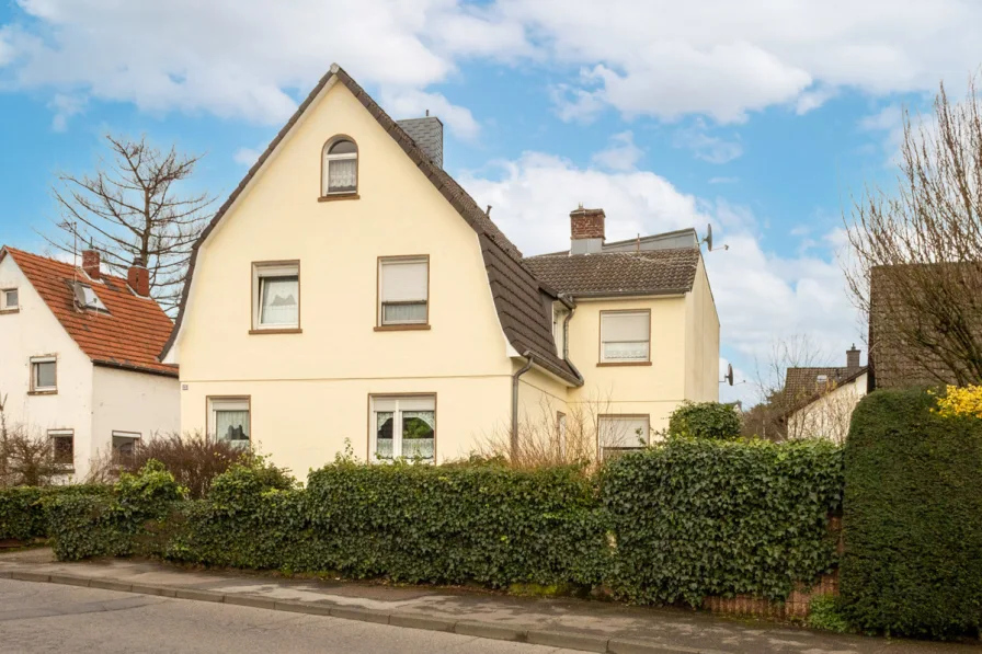 Frontansicht - Zinshaus/Renditeobjekt kaufen in Bergisch Gladbach - Bergisch Gladbach - Heidkamp: Zwei Häuser auf großem Grundstück