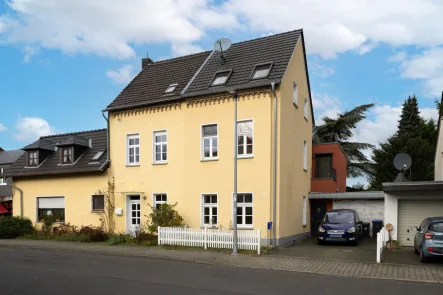 Vorderansicht - Haus kaufen in Bergisch Gladbach - Bergisch Gladbach-Stadtmitte: Moderne Doppelhaushälfte in ruhiger und zentraler Lage!