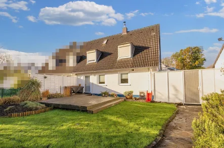 Garten / Terrasse - Haus kaufen in Leverkusen - Charmante und gut aufgeteilte Doppelhaushälfte auf großzügigem Erbpachtgrundstück in gefragter Lage