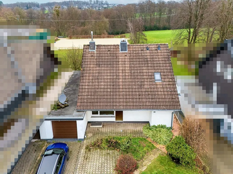 Luftbildaufnahme - Haus kaufen in Bergisch Gladbach - Großzügiges und freistehendes Einfamilienhaus mit unverbautem Weitblick in verkehrsberuhigter Lage