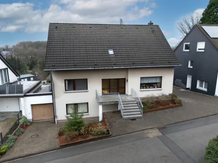 Titelbild - Haus kaufen in Kürten / Biesfeld - Kürten-Biesfeld:Mehrgenerationenhaus mit bis zu drei Parteien auf großem und traumhaften Grundstück