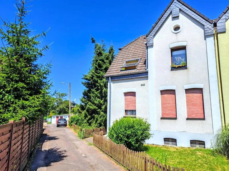 Frontansicht - Haus kaufen in Leverkusen / Quettingen - Leverkusen-Quettingen: 1- bis 2-Familienhaus auf großzügigem Grundstück sucht Handwerkerhände!