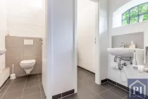 Moderne WC's im Versicherungsbüro