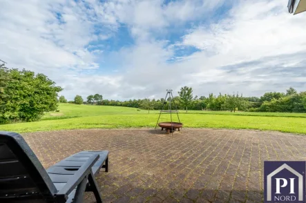 Weitblick auf die umgebene Landschaft - Haus kaufen in Dänischenhagen - Frei stehendes Architektenhaus mit großem Nebengebäude im Außenbereich.Energieeffiziensklasse: A