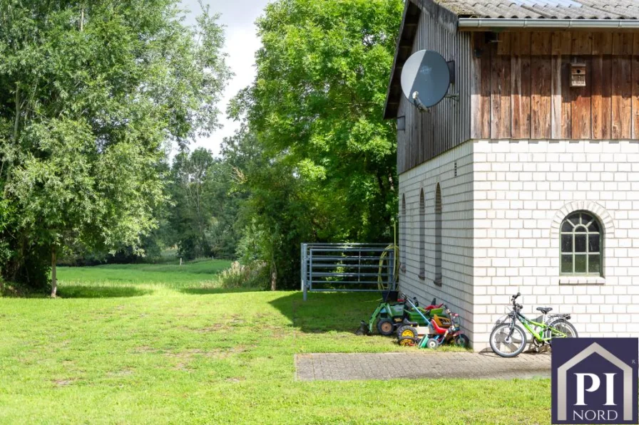 Stilvolle Rundbogenfenster in der Scheune