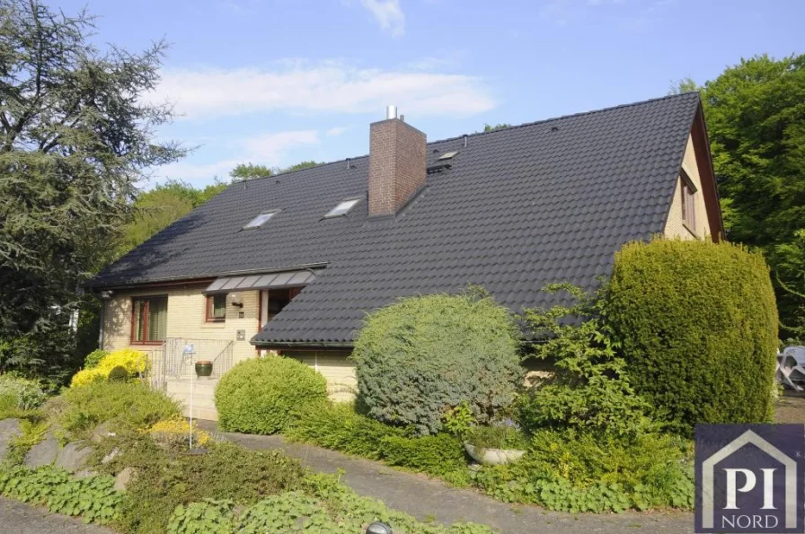 Hausansicht von der Auffahrt - Haus kaufen in Altenholz - Großzügiges Wohnhaus in direkter Waldrandlage