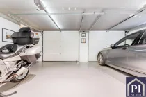 Doppelgarage mit elektrischem Tor