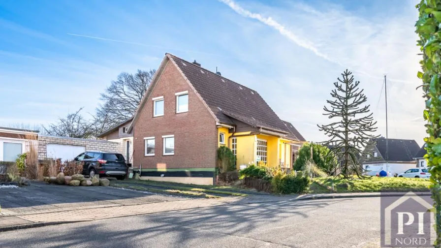 Straßenansicht - Haus kaufen in Flintbek - Wohnen am Feldrand! Attraktives Einfamilienhaus in ruhiger Wohnlage von Flintbek!