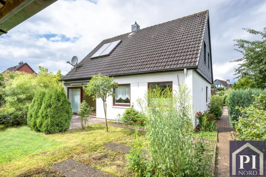 Hintere Hausansicht mit Solarthermie - Haus kaufen in Altenholz - Familienglück in Altenholz - Einfamilienhaus mit Sonnengrundstück und Waldnähe