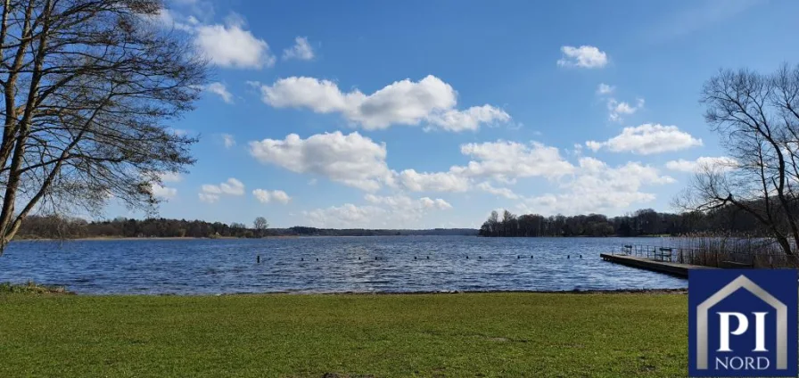 Der See in Westensee - Haus kaufen in Westensee - Bereit zum Einzug: Wohn- und Geschäftshaus