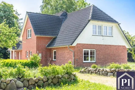Titelbild - Haus kaufen in Humptrup - Schickes Einfamilienhaus mit 6 Zimmern, komplett renoviert mit zusätzlichem Bauplatz 