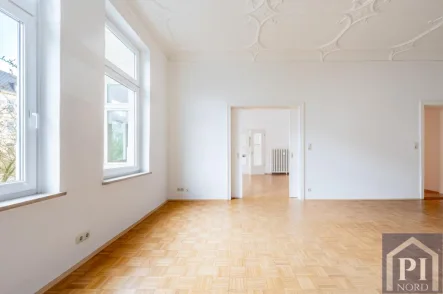 Hohe Decken mit Stuckverzierungen - Wohnung kaufen in Kiel - Tolle Altbauwohnung in zentraler Lage - Nähe Blücherplatz