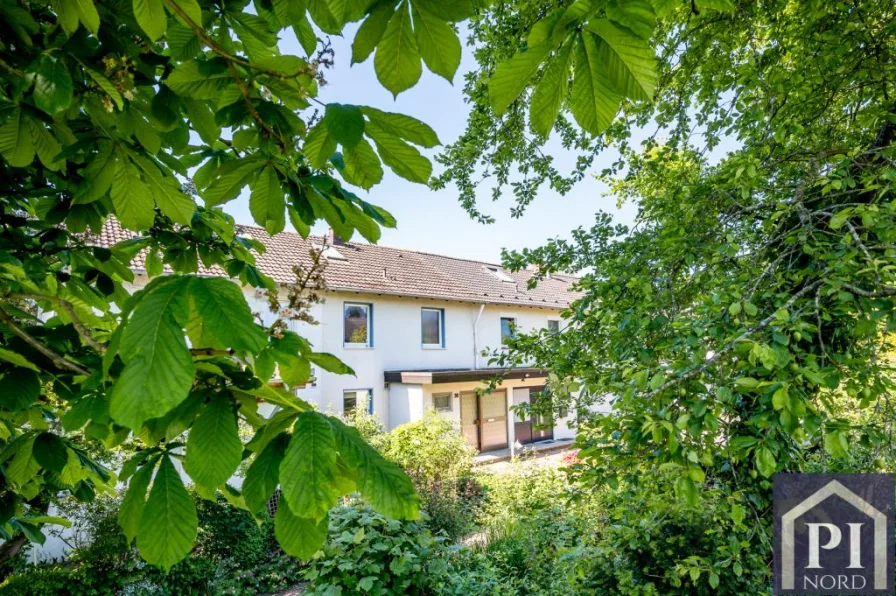 Verwunschene Hausansicht - Haus kaufen in Altenholz - Ein kleines Juwel in Altenholz - Reihenmittelhaus mit vielen Möglichkeiten