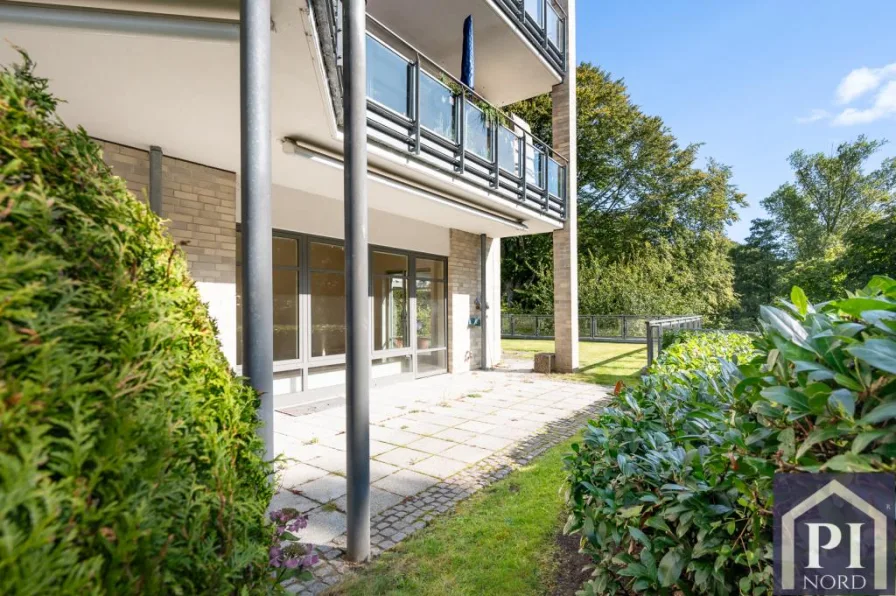 Überdachte Terrasse - Wohnung kaufen in Glücksburg - Weitläufige Wohnung mit eigenem Garten und Waldpanorama