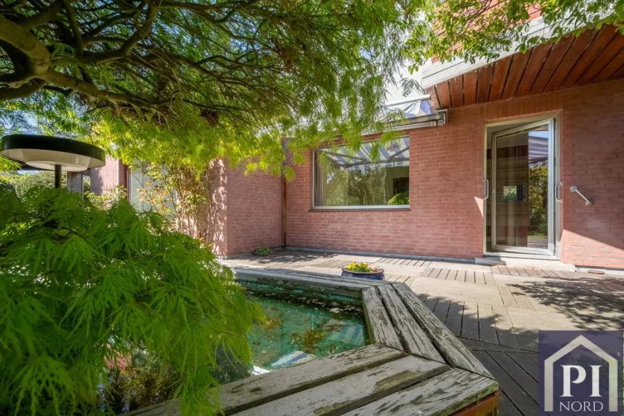 Geschützte Terrasse mit Teichanlage - Haus kaufen in Altenholz - Courtagefrei - Reihenendhaus mit traumhaften Garten und ruhiger Lage in Altenholz-Stift