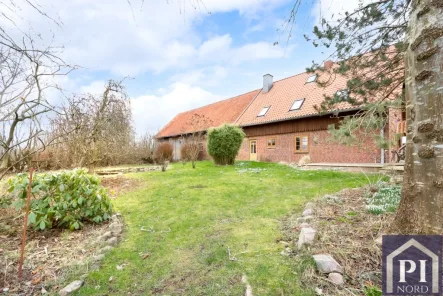 Straßenansicht - Haus kaufen in Großbarkau - Private Idylle zum Wohlfühlen in Alleinlage!