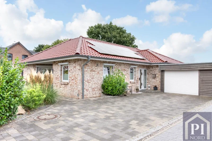 Straßenansicht mit Carport - Haus kaufen in Fleckeby - Sehr hübscher und moderner Bungalow in Feldrandlage!