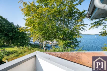 Ausblick vom Balkon - Haus kaufen in Glücksburg - Wohntraum in direkter Wasserlage mit eigenem Bootsliegeplatz