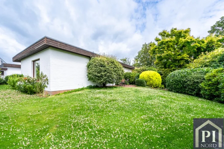 Seitliche Hausansicht - Haus kaufen in Altenholz - Wohnkomfort in jeder Lebensphase – Barrierearmer Bungalow in ruhiger Sackgassenlage