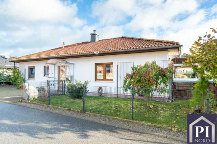 Straßenansicht mit Vorgarten - Haus kaufen in Gadebusch - Hochwertiger Bungalow in Gadebusch als Kapitalanlage!