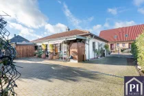 Großer Innenhof mit Blick auf den ersten Carport