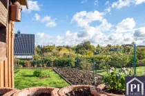 Blick von der Südterrasse in den Garten