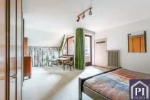 Großes Elternschlafzimmer mit Balkon