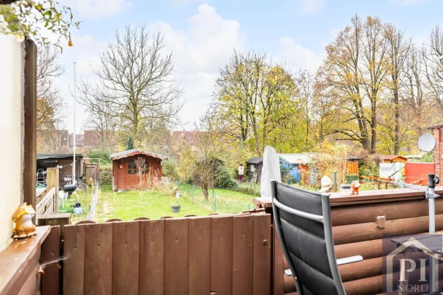 Aussicht von der Terrasse in den Garten