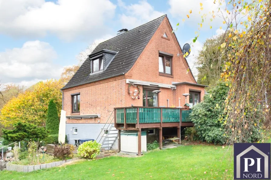 Großer Balkon mit Treppe zur Terrasse