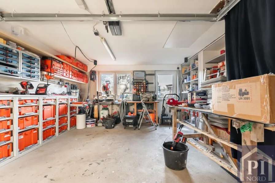 Garage mit elektrischem Tor