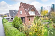 Blick auf das Haus mit dem großen Garten