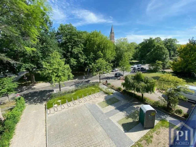 Blick auf den Parkplatz und den Hiroshimapark