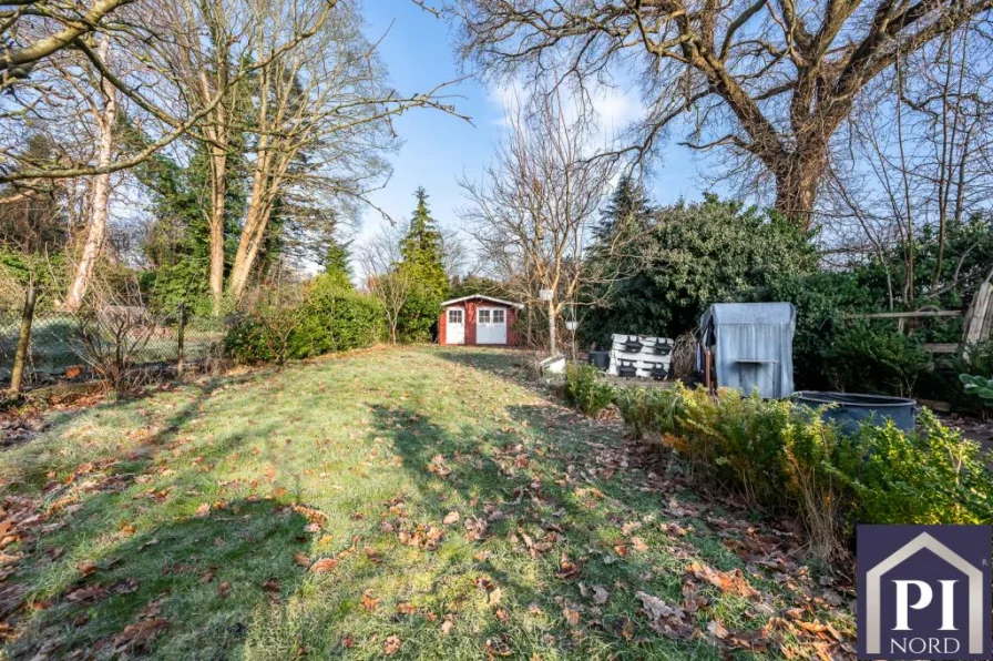 Eigener Garten mit Gartenhaus und Terrasse