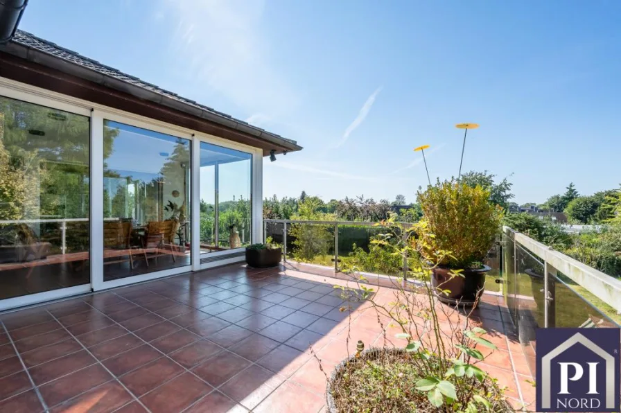 Terrasse mit grandiosem Blick in den Garten