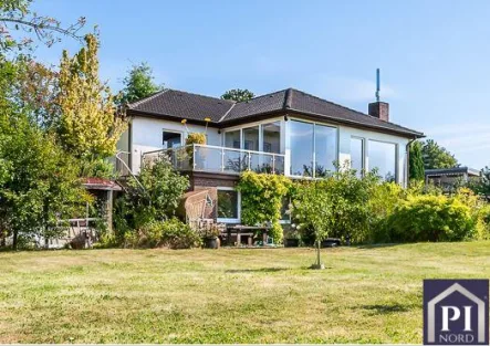 Titel - Haus kaufen in Altenholz - Ruhig gelegenes Einfamilienhaus mit Traumgarten, Dachterrasse und Einliegerwohnung