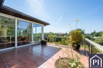 Terrasse mit grandiosem Blick in den Garten