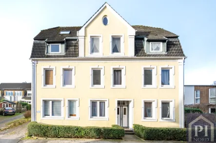 Ihr Investment mit Zukunft! - Haus kaufen in Kiel - Mehrfamilienhaus mit 6 Garagen und 5 Außenstellplätzen.